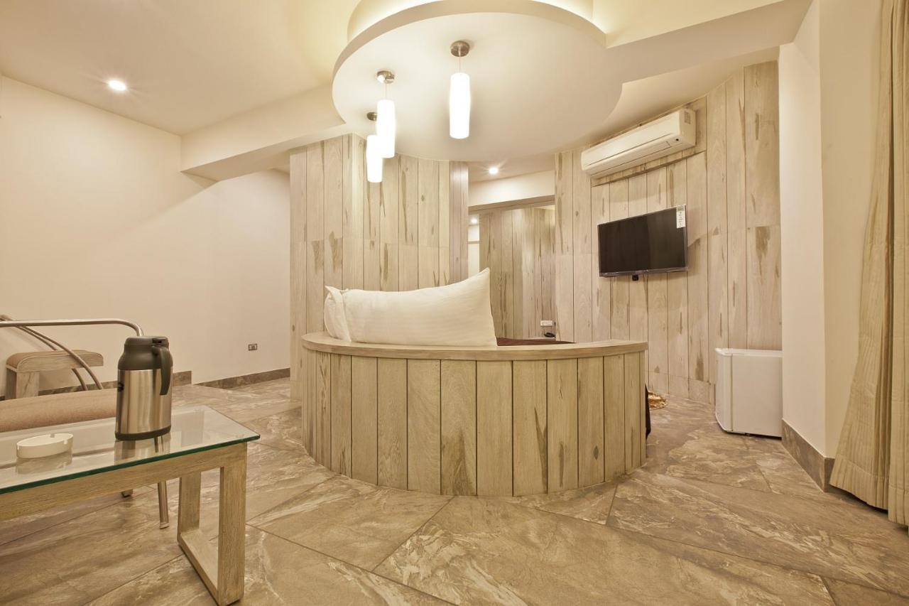 Scenaria Hotel Ahmadábád Kültér fotó