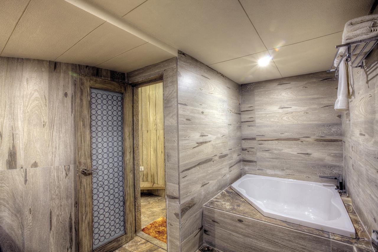 Scenaria Hotel Ahmadábád Kültér fotó