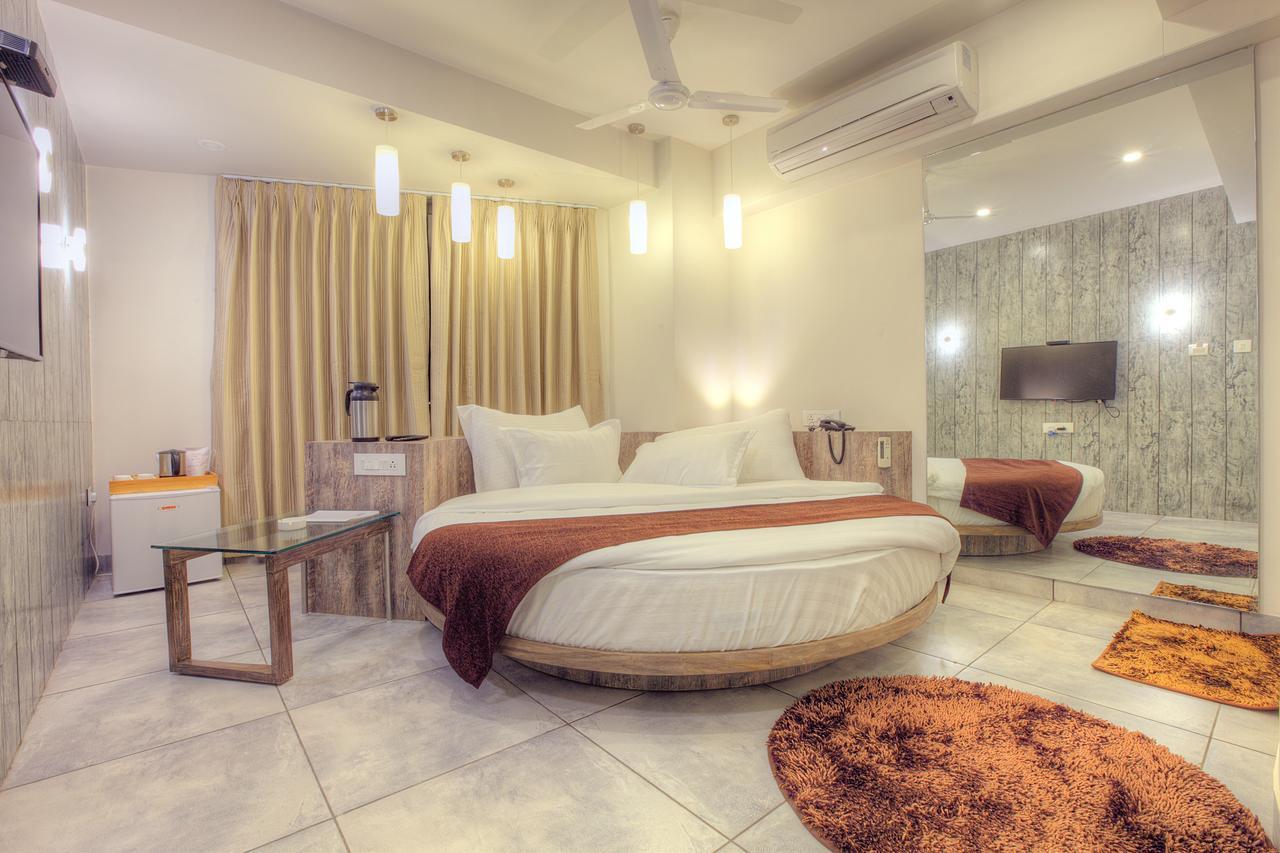 Scenaria Hotel Ahmadábád Kültér fotó